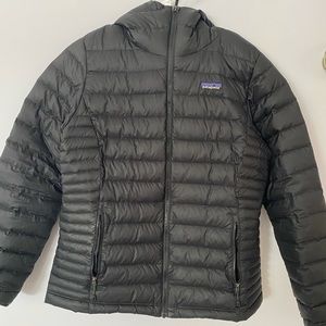 Amazing condition Patagonia puffer with hood